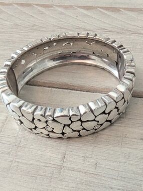 retired Brighton "Le Beau" Cobblestone Heart Hinged Bangle Bracelet